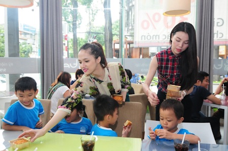 Nam Cường cùng Hương Giang Idol tổ chức trung thu - 7 Các anh chị phục vụ các em nhiệt tình