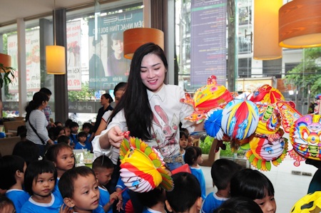 Nam Cường cùng Hương Giang Idol tổ chức trung thu - 8 Các anh chị phục vụ các em nhiệt tình
