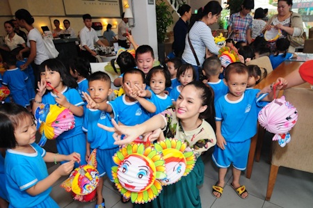 Nam Cường cùng Hương Giang Idol tổ chức trung thu - 9 Đã có rất đông các em nhỏ được nhận quà