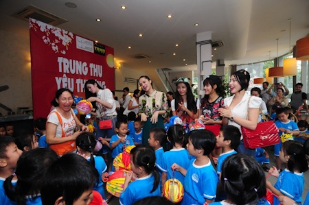 Nam Cường cùng Hương Giang Idol tổ chức trung thu - 10 Đã có rất đông các em nhỏ được nhận quà