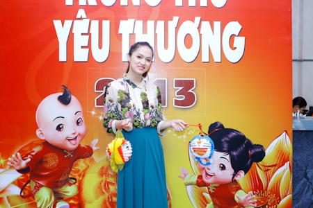 Nam Cường cùng Hương Giang Idol tổ chức trung thu - 11 Nam Cường mang theo cậu con nuôi