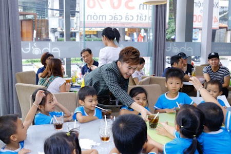 Nam Cường cùng Hương Giang Idol tổ chức trung thu - 13 Các em đã có một tết trung thu thật là vui