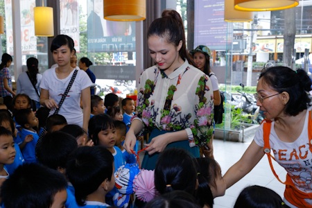 Nam Cường cùng Hương Giang Idol tổ chức trung thu - 14 Các em đã có một tết trung thu thật là vui