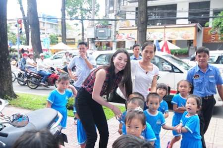 Nam Cường cùng Hương Giang Idol tổ chức trung thu - 3 Các em nhỏ rất háo hức với những món quà ý nghĩa này