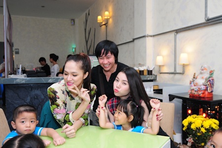 Nam Cường cùng Hương Giang Idol tổ chức trung thu - 5 Các anh chị phục vụ các em nhiệt tình