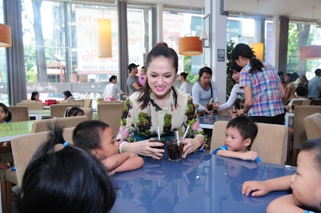 Nam Cường cùng Hương Giang Idol tổ chức trung thu - 6 Các anh chị phục vụ các em nhiệt tình