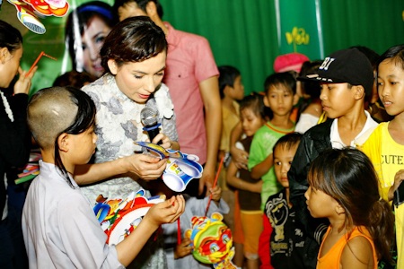 Phi Nhung tổ chức trung thu sớm cho các con - 11 Phi Nhung luôn muốn có nhiều hơn những hoạt động ý nghĩa như thế này