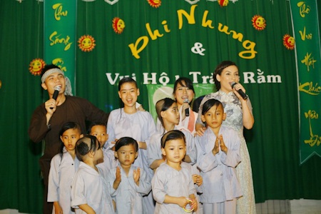 Phi Nhung tổ chức trung thu sớm cho các con - 2 Phi Nhung và các con