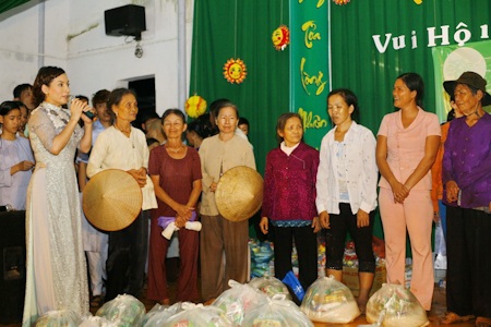Phi Nhung tổ chức trung thu sớm cho các con - 8 Ngoài ra cô cũng dành tặng 100 phần quà cho bà con nghèo tại đây