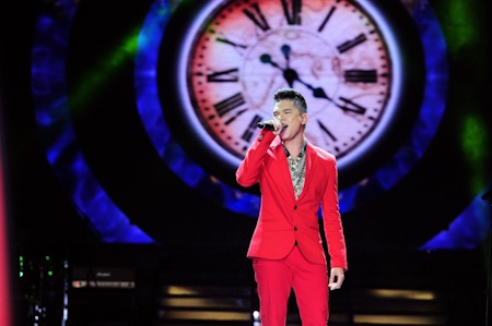 Các thí sinh của vòng chung kết và các HLV được vinh danh ở đầu chương trình