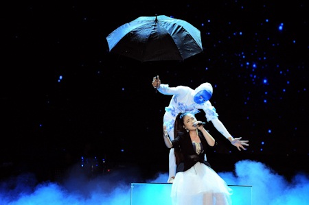 Các thí sinh của vòng chung kết và các HLV được vinh danh ở đầu chương trình