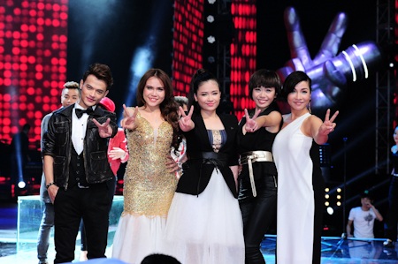 Các thí sinh của vòng chung kết và các HLV được vinh danh ở đầu chương trình