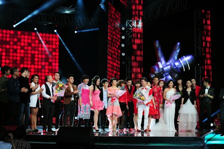 Các thí sinh của vòng chung kết và các HLV được vinh danh ở đầu chương trình