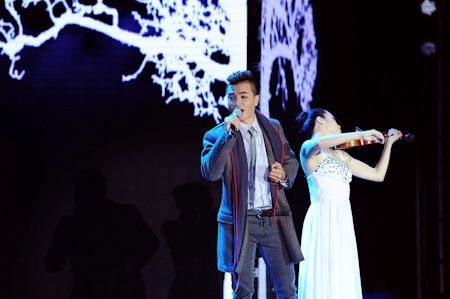 Các thí sinh của vòng chung kết và các HLV được vinh danh ở đầu chương trình