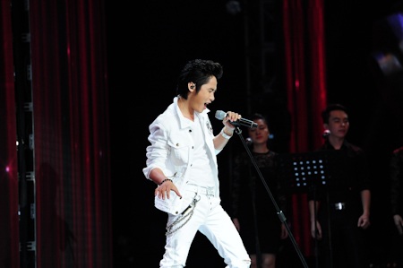 Các thí sinh của vòng chung kết và các HLV được vinh danh ở đầu chương trình