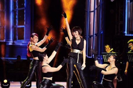 Các thí sinh của vòng chung kết và các HLV được vinh danh ở đầu chương trình