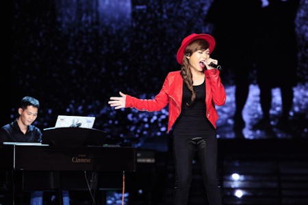 Các thí sinh của vòng chung kết và các HLV được vinh danh ở đầu chương trình