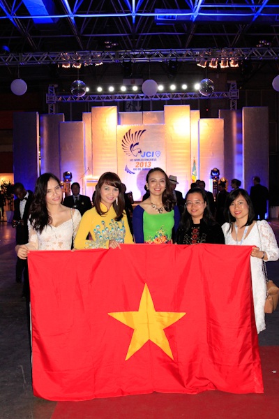 Cờ Tổ quốc tại lễ bế mạc hội nghị