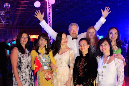 Các đoàn quốc tế rất thích tà áo dài Việt Nam