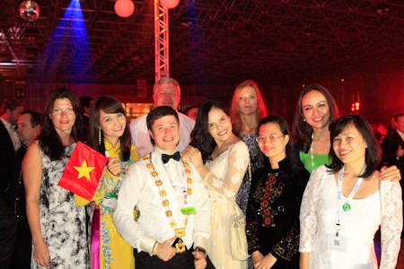 Các đoàn quốc tế rất thích tà áo dài Việt Nam