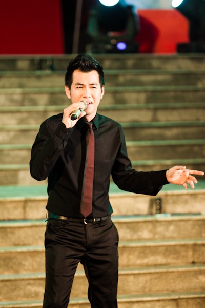 Đinh Hương được sinh viên hâm mộ cuồng nhiệt - 9 Đêm diễn còn có sự góp mặt của Hồ Trung Dũng