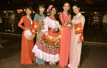 Mai Thu Huyền khoe áo dài với bạn bè quốc tế - 3 Đoàn Việt Nam giao lưu với đoàn Nga