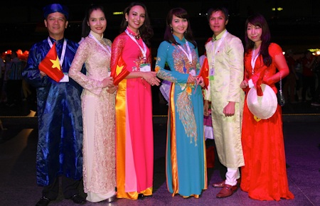 Mai Thu Huyền khoe áo dài với bạn bè quốc tế - 4 Các đoàn quốc tế rất thích tà áo dài Việt Nam