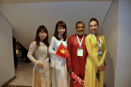 Mai Thu Huyền khoe áo dài với bạn bè quốc tế - 1 Đoàn Việt Nam trước lễ khai mạc hội nghị