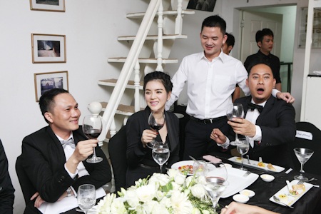 Lý Nhã Kỳ bí ẩn và quyến rũ với vest đen - 6 Là đại sứ của áo dài Võ Việt Chung, Lý Nhã Kỳ đương nhiên không vắng mặt