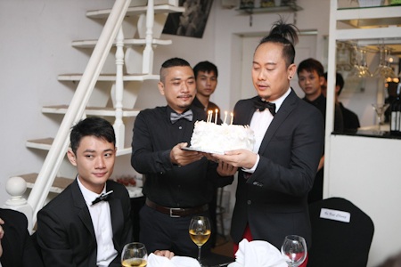 Lý Nhã Kỳ bí ẩn và quyến rũ với vest đen - 9 NTK bày tỏ niềm hạnh phúc khi có sự góp mặt của đông đủ bạn bè trong ngày sinh nhật