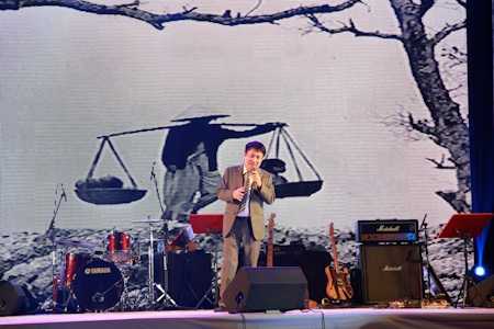 Thanh Lam nồng nàn trong đêm nhạc mừng ngày 20/11 - 7 Nghệ sĩ Trần Mạnh Tuấn với hai ca khúc rất quen thuộc là