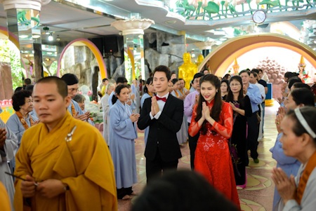 Đăng Khôi, Thủy Anh lên chùa làm lễ cưới lại - 1 Đăng Khôi và Thuỷ Anh đã làm lễ cưới lại theo đạo Phật vào ngày 27/11 vừa qua.