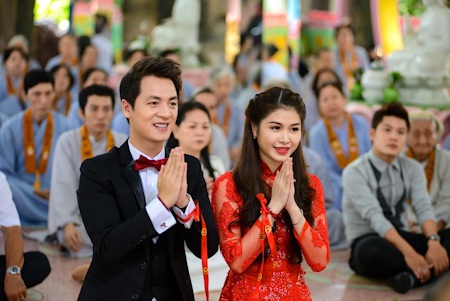 Đăng Khôi, Thủy Anh lên chùa làm lễ cưới lại - 10 Cả hai được sư Trụ trì làm lễ và chúc phúc cho đám cưới