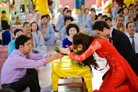 Đăng Khôi, Thủy Anh lên chùa làm lễ cưới lại - 11 Uống li rượu giao bôi