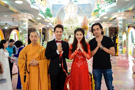Đăng Khôi, Thủy Anh lên chùa làm lễ cưới lại - 14 Vợ chồng nhạc sĩ Nguyễn Văn Chung và nhạc sĩ Dương Khắc Linh cũng đến dự