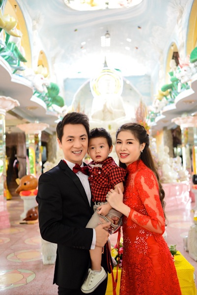 Đăng Khôi, Thủy Anh lên chùa làm lễ cưới lại - 15 Vợ chồng Đăng Khôi và con trai trong lễ cưới lại