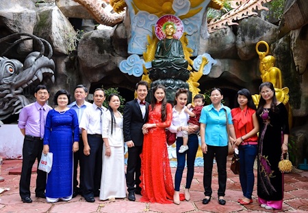 Đăng Khôi, Thủy Anh lên chùa làm lễ cưới lại - 18 Đăng Khôi, Thuỵ Anh và gia đình