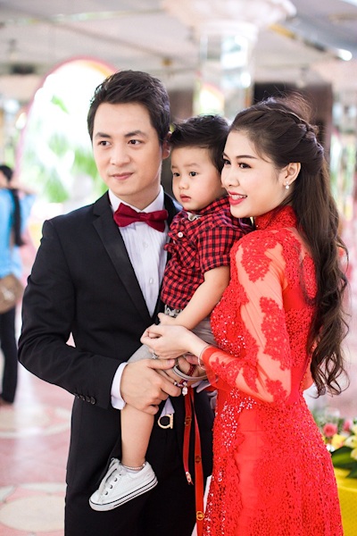 Đăng Khôi, Thủy Anh lên chùa làm lễ cưới lại - 16 Vợ chồng Đăng Khôi và con trai trong lễ cưới lại