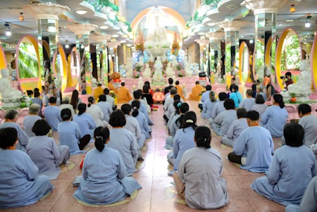Đăng Khôi, Thủy Anh lên chùa làm lễ cưới lại - 4 Vợ chồng anh được chúc phúc bởi rất đông tăng ni, phật tử tại chùa