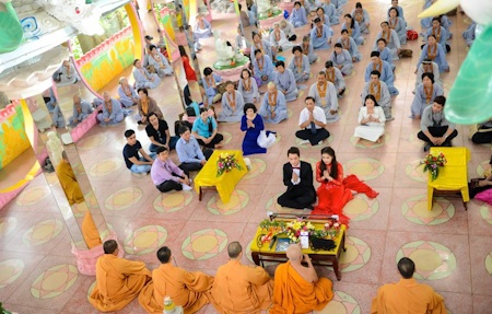 Đăng Khôi, Thủy Anh lên chùa làm lễ cưới lại - 5 Vợ chồng anh được chúc phúc bởi rất đông tăng ni, phật tử tại chùa