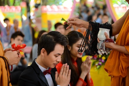 Đăng Khôi, Thủy Anh lên chùa làm lễ cưới lại - 8 Cả hai được sư Trụ trì làm lễ và chúc phúc cho đám cưới