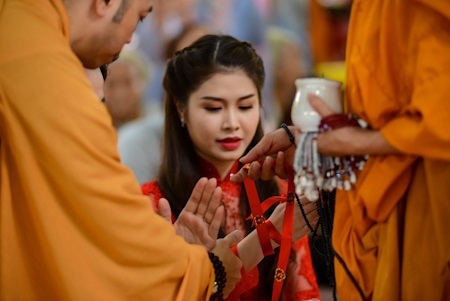 Đăng Khôi, Thủy Anh lên chùa làm lễ cưới lại - 9 Cả hai được sư Trụ trì làm lễ và chúc phúc cho đám cưới