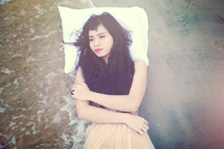 Đồng Lan bán khoả thân trên biển - 9 Đồng Lan chia sẻ, cô viết bài hát như muốn kể lại một chuyện tình buồn