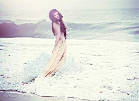 Đồng Lan bán khoả thân trên biển - 4 Đồng Lan chia sẻ, cô viết bài hát như muốn kể lại một chuyện tình buồn