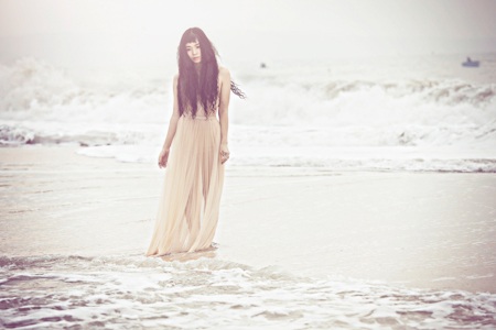 Đồng Lan bán khoả thân trên biển - 5 Đồng Lan chia sẻ, cô viết bài hát như muốn kể lại một chuyện tình buồn