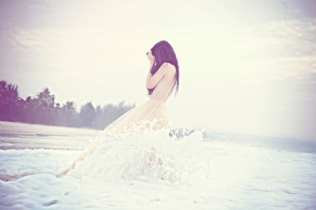 Đồng Lan bán khoả thân trên biển - 7 Đồng Lan chia sẻ, cô viết bài hát như muốn kể lại một chuyện tình buồn