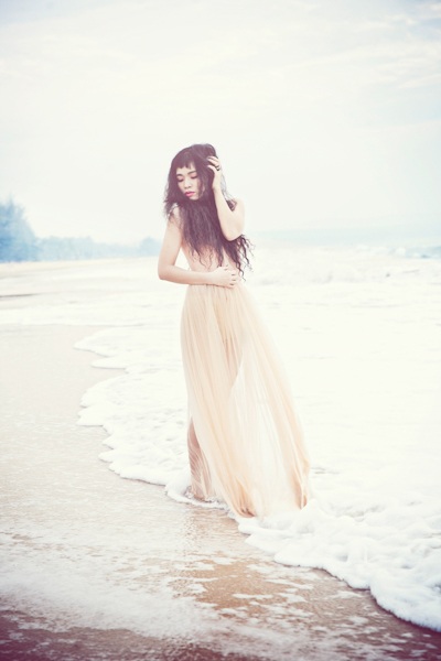 Đồng Lan bán khoả thân trên biển - 8 Đồng Lan chia sẻ, cô viết bài hát như muốn kể lại một chuyện tình buồn