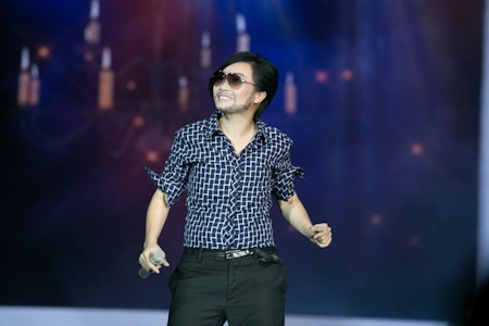Phương Thanh giả nam diễn thời trang - 2 Phương Thanh với tạo hình rất lạ và nam tính của mình