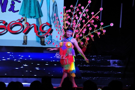 Phương Mỹ Chi bất ngờ xuất hiện trong liveshow Trấn Thành - 1 Tiết mục thời trang mở đầu chương trình