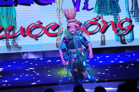 Phương Mỹ Chi bất ngờ xuất hiện trong liveshow Trấn Thành - 2 Tiết mục thời trang mở đầu chương trình